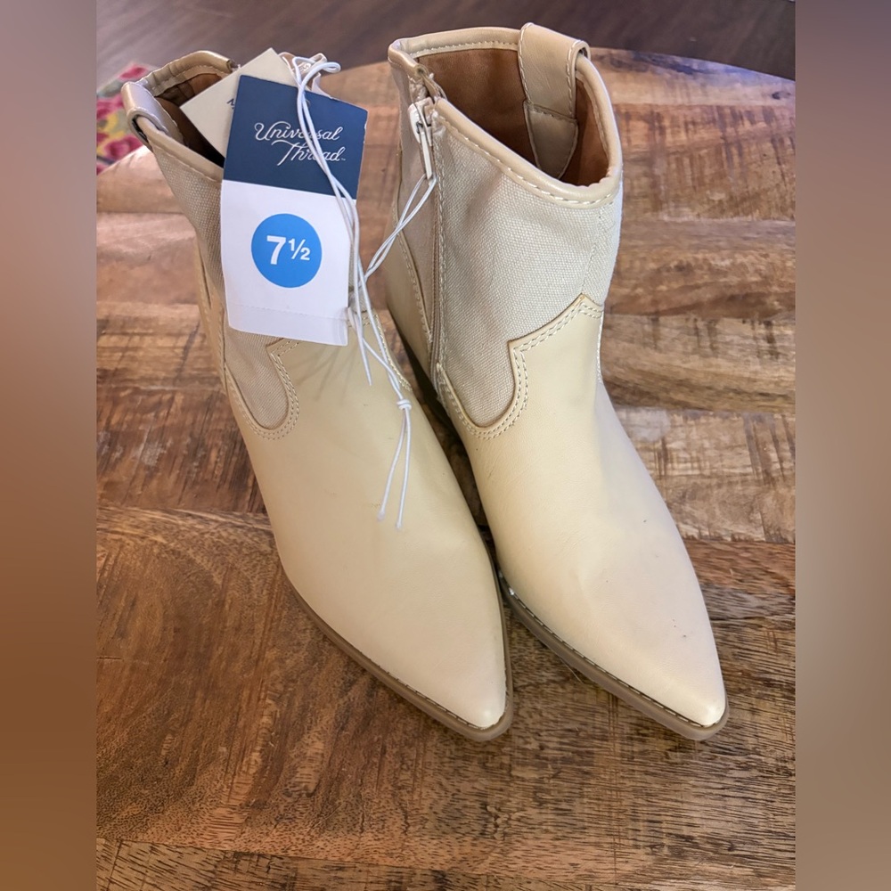 Universal Thread Women's dark creme Ankle Booties NWT